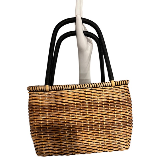 Elegant Woven Handbag – Timeless & Functional - Picture 4 of 8